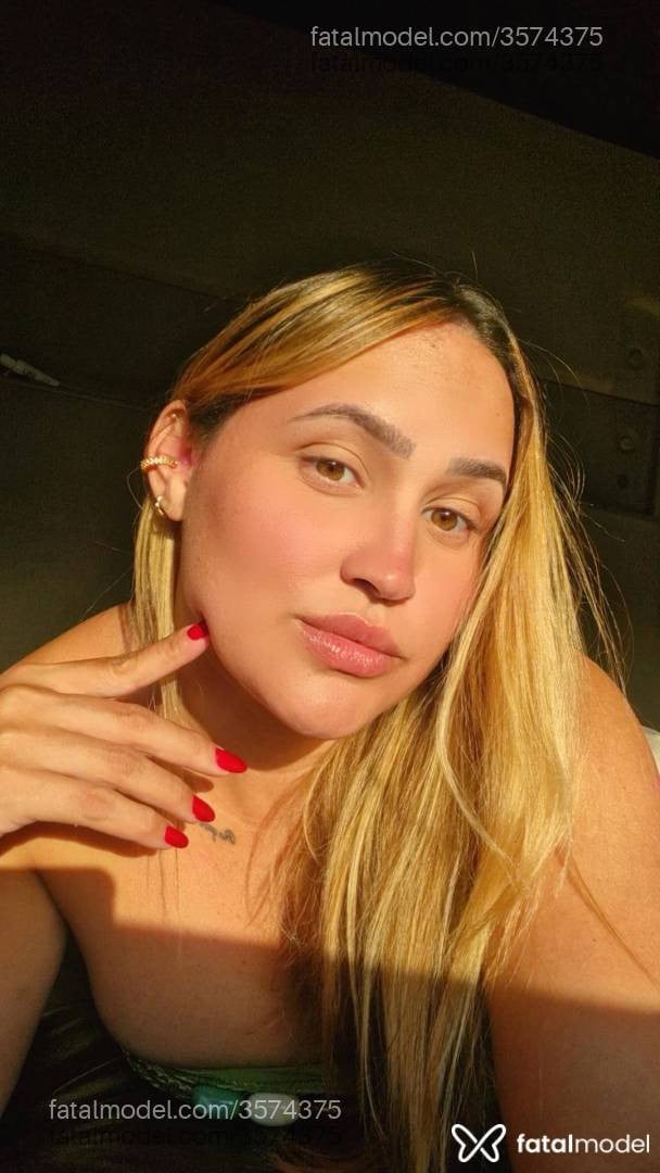 Acompanhante mulher loira (o) de olhos mel - Mykell