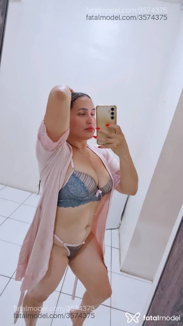 Acompanhante mulher loira (o) de olhos mel - Mykell