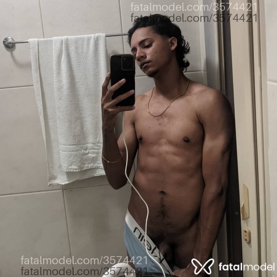 Acompanhante não-binário com cabelo castanho de olhos pretos - Maurício