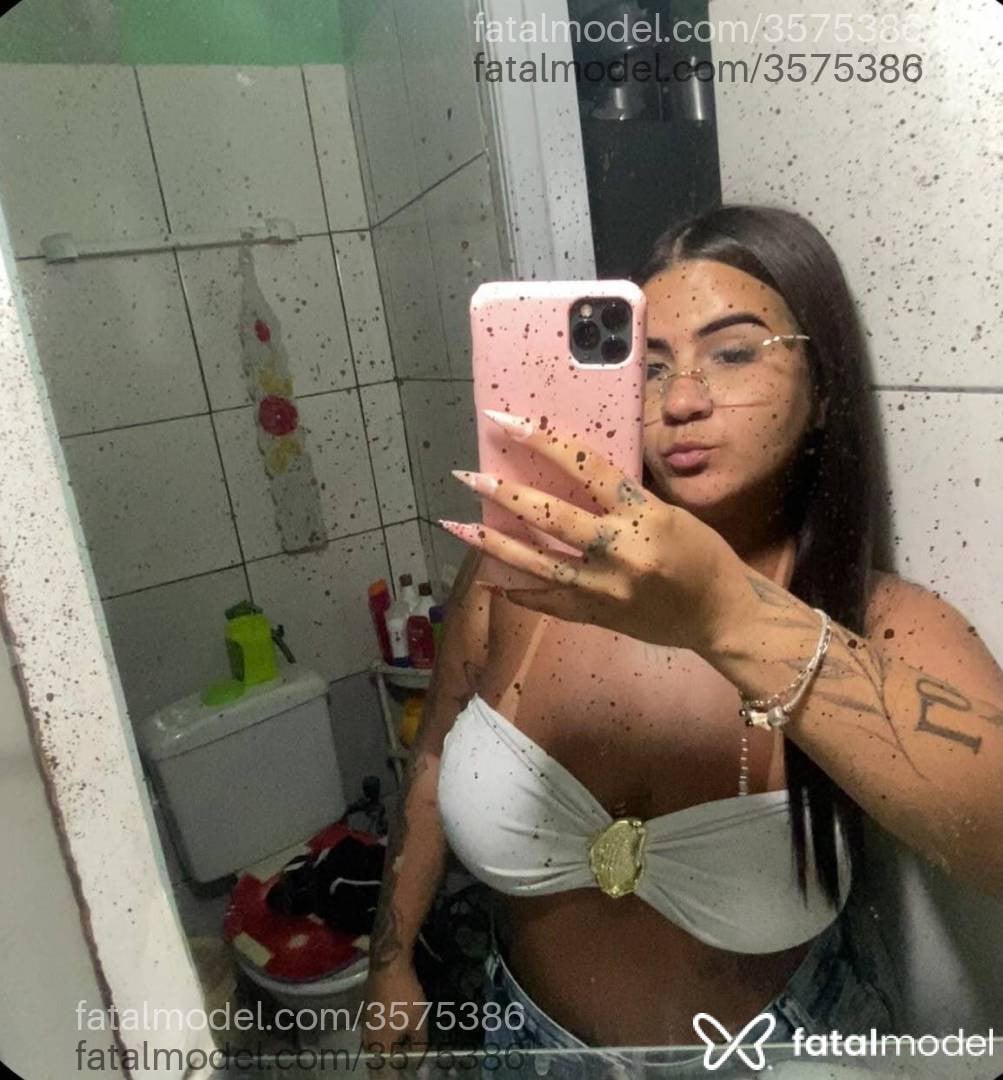Acompanhante mulher morena (o) de olhos pretos - Crystal