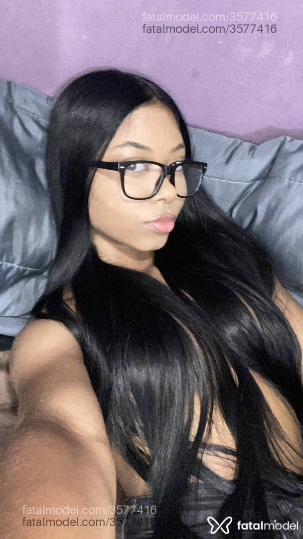 Acompanhante mulher morena (o) de olhos pretos - Natália