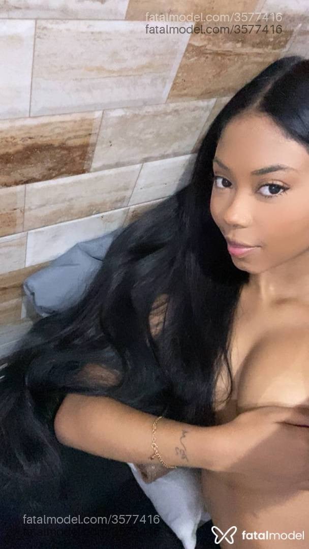 Acompanhante mulher morena (o) de olhos pretos - Natália