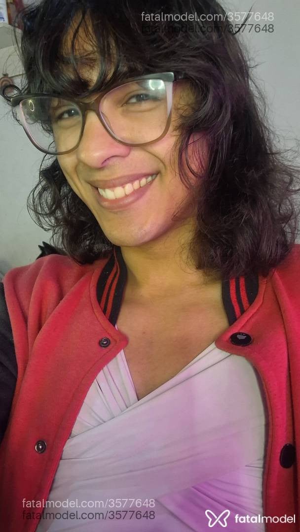 Acompanhante mulher trans com cabelo castanho de olhos castanhos - Cynthia Devoir
