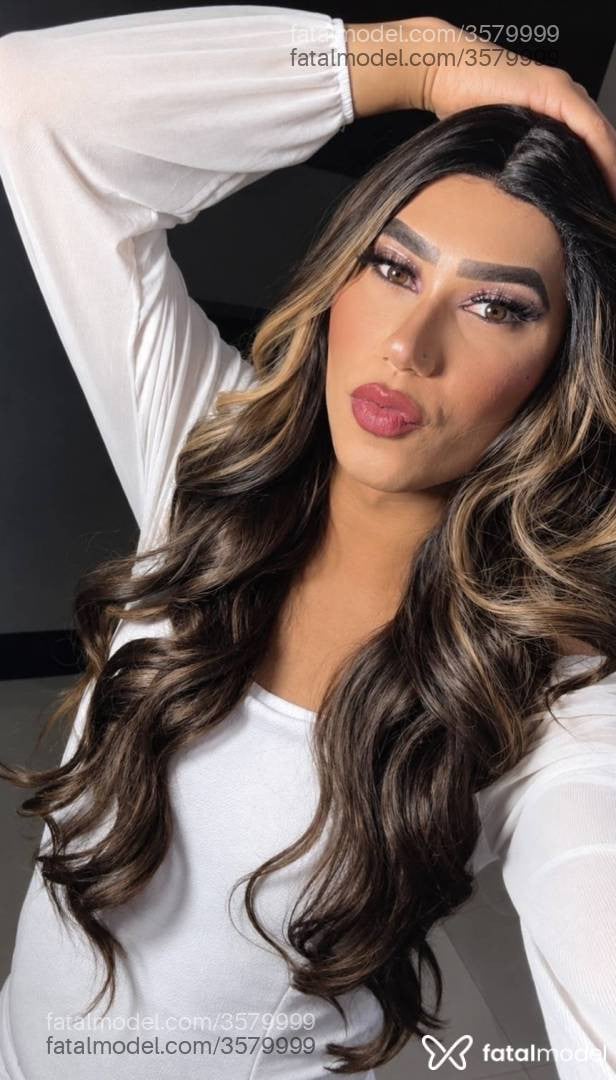Acompanhante mulher trans com cabelo castanho de olhos castanhos - Nicole