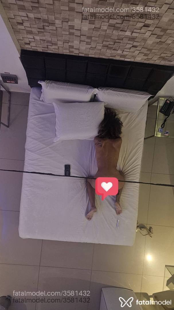 Acompanhante mulher com cabelo colorido de olhos castanhos - Aline