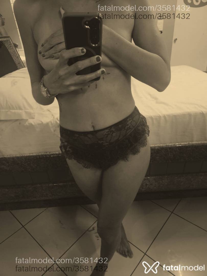 Acompanhante mulher com cabelo colorido de olhos castanhos - Aline