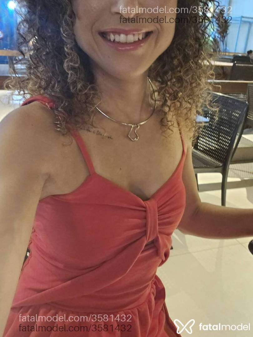 Acompanhante mulher com cabelo colorido de olhos castanhos - Aline
