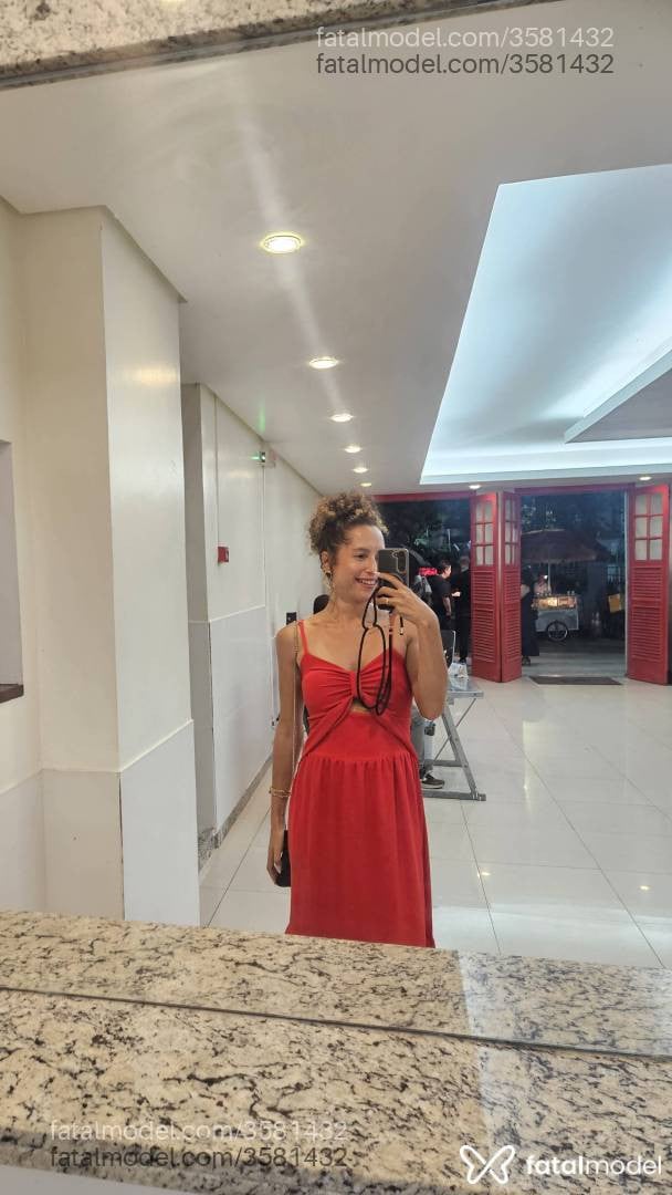 Acompanhante mulher com cabelo colorido de olhos castanhos - Aline