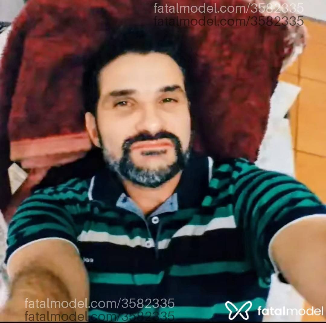 Acompanhante homem com cabelo grisalho de olhos castanhos - Django