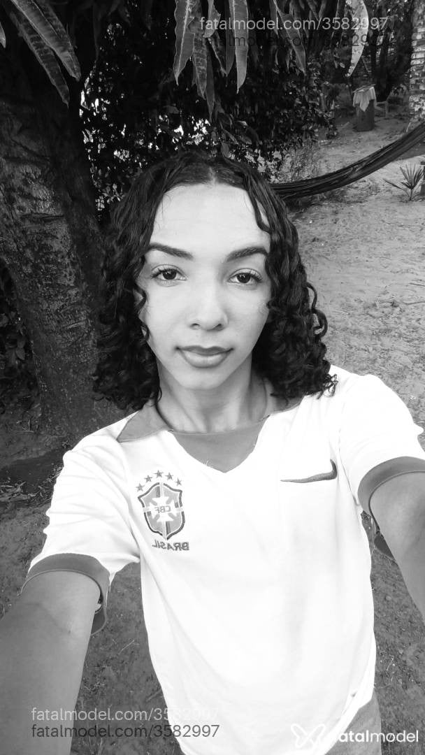 Acompanhante não-binário morena (o) de olhos castanhos - Daniell Gomes