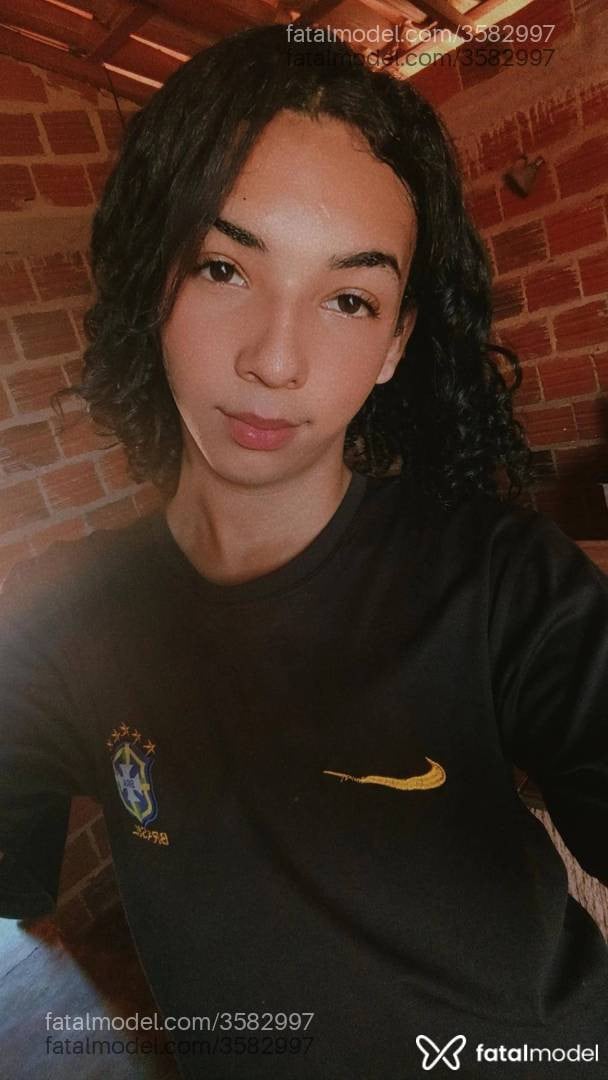 Acompanhante não-binário morena (o) de olhos castanhos - Daniell Gomes
