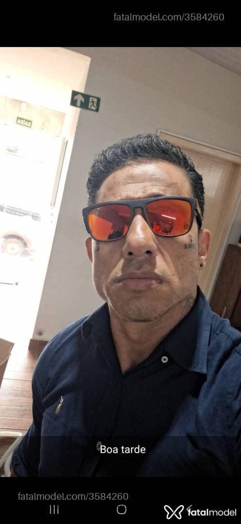 Acompanhante homem com cabelo grisalho de olhos castanhos - Luis Fernando
