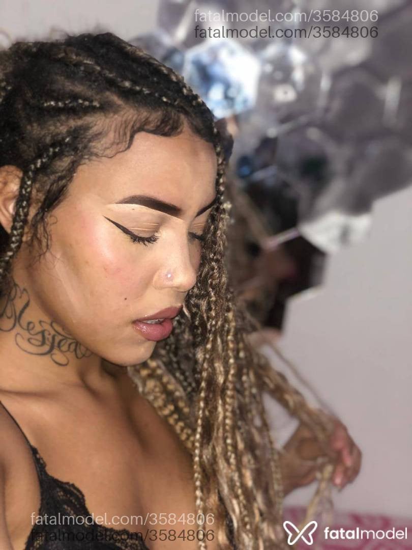 Acompanhante mulher morena (o) de olhos castanhos - Ísiis
