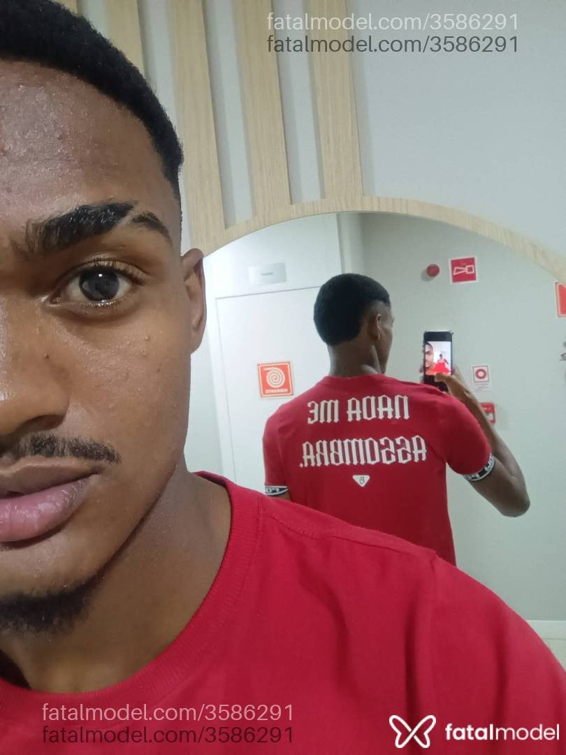 Acompanhante homem com cabelo castanho de olhos castanhos - Pretinho