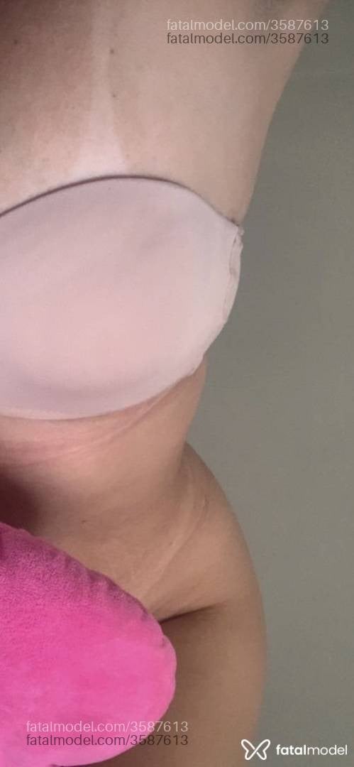 Acompanhante mulher loira (o) de olhos castanhos - Emilly