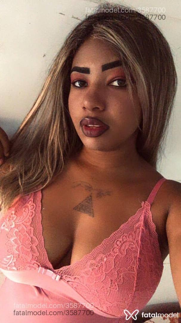 Acompanhante mulher loira (o) de olhos castanhos - Nicoly Michelle