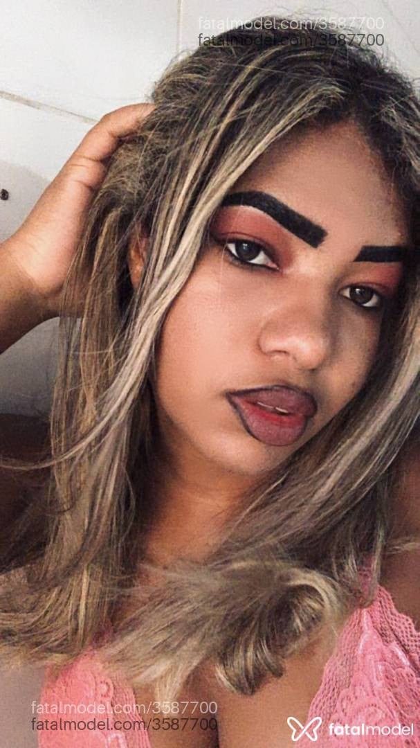 Acompanhante mulher loira (o) de olhos castanhos - Nicoly Michelle