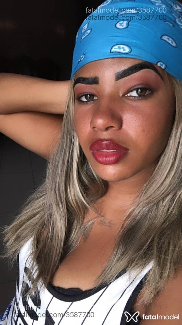 Acompanhante mulher loira (o) de olhos castanhos - Nicoly Michelle