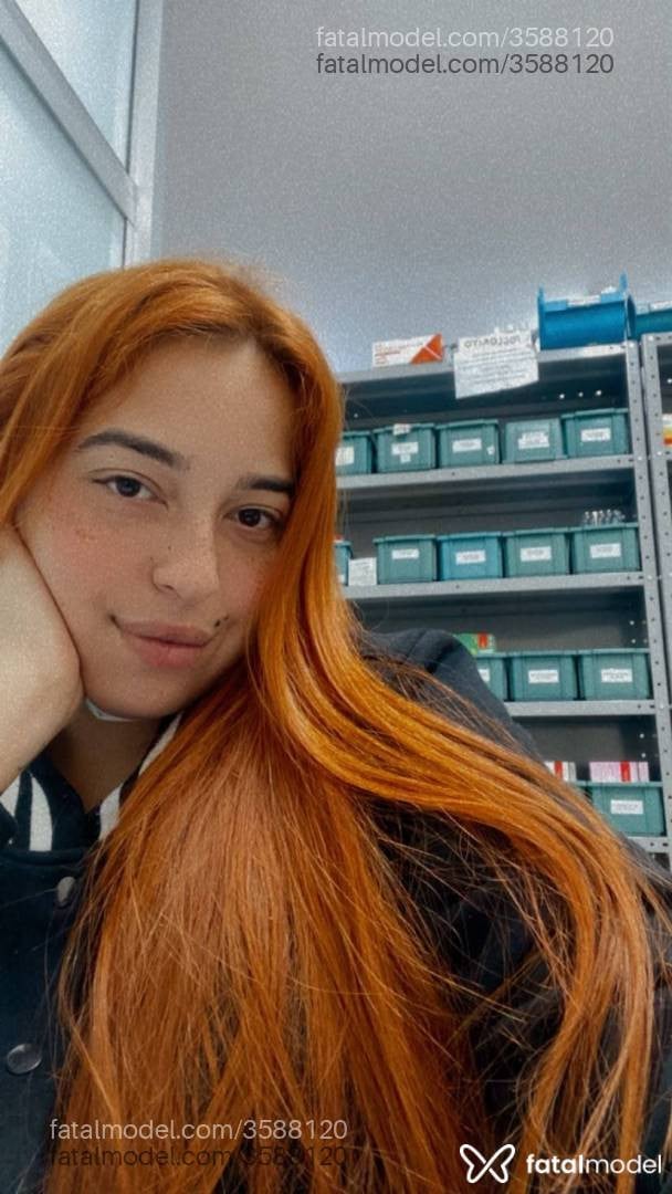Acompanhante mulher ruiva (o) de olhos castanhos - Leticia