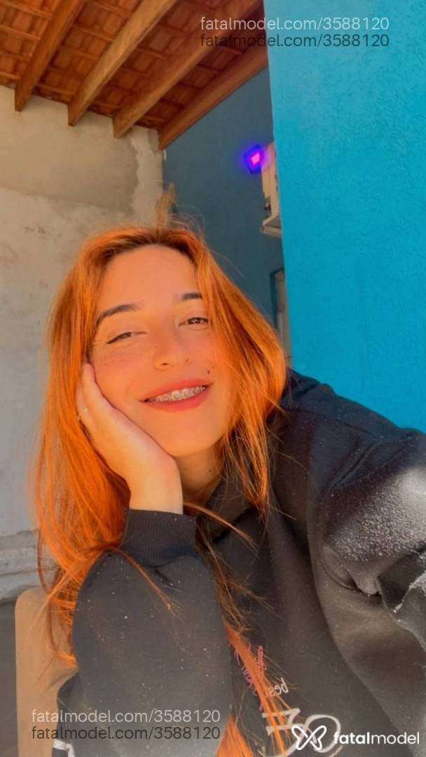 Acompanhante mulher ruiva (o) de olhos castanhos - Leticia