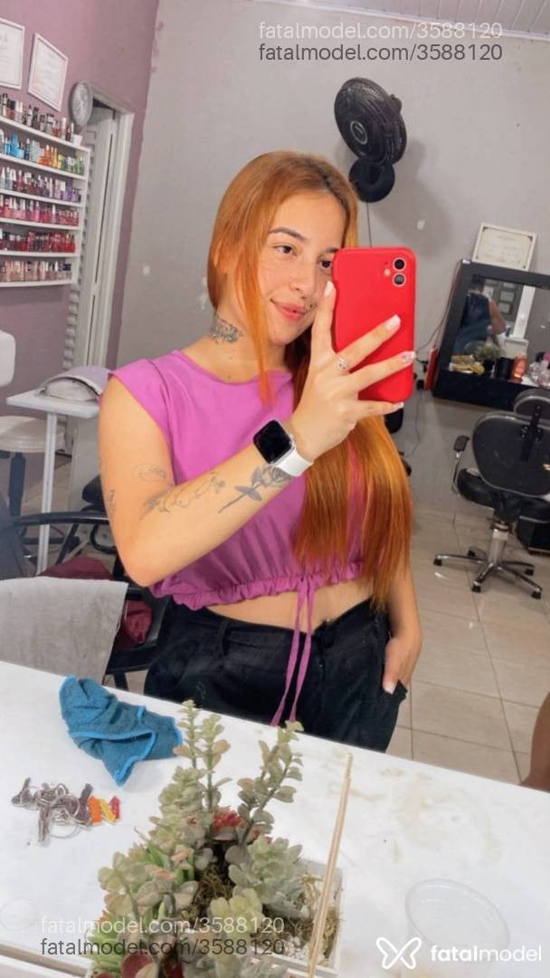 Acompanhante mulher ruiva (o) de olhos castanhos - Leticia