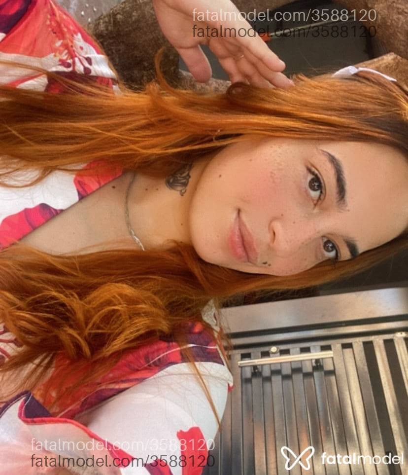 Acompanhante mulher ruiva (o) de olhos castanhos - Leticia