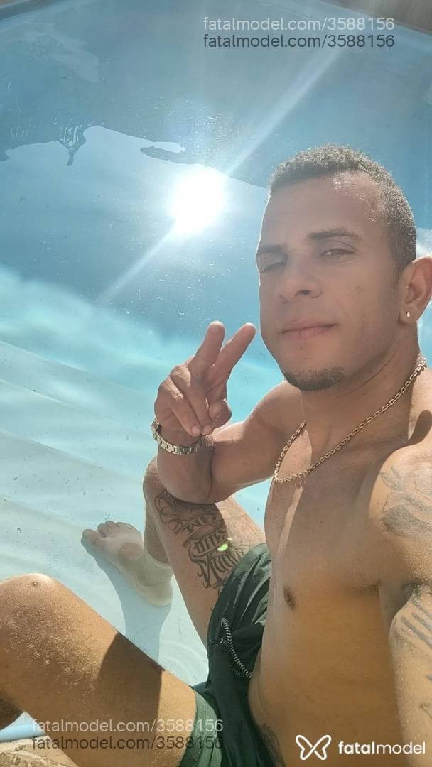 Acompanhante homem com cabelo colorido de olhos mel - Wallas Pires