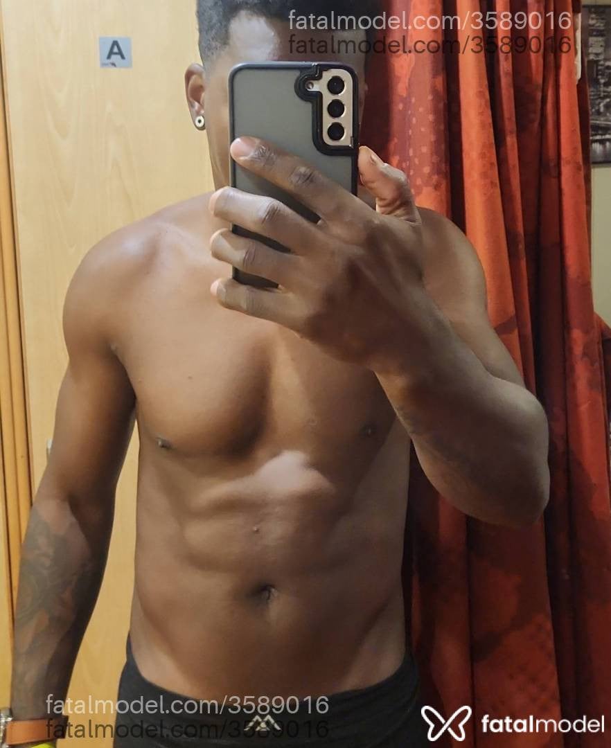 Acompanhante homem sem cabelo de olhos pretos - Jhonny Lima