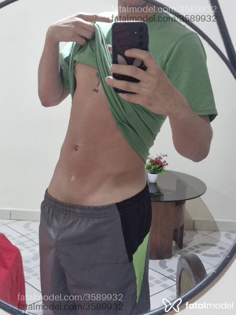 Acompanhante homem com cabelo castanho de olhos azuis - Hiro