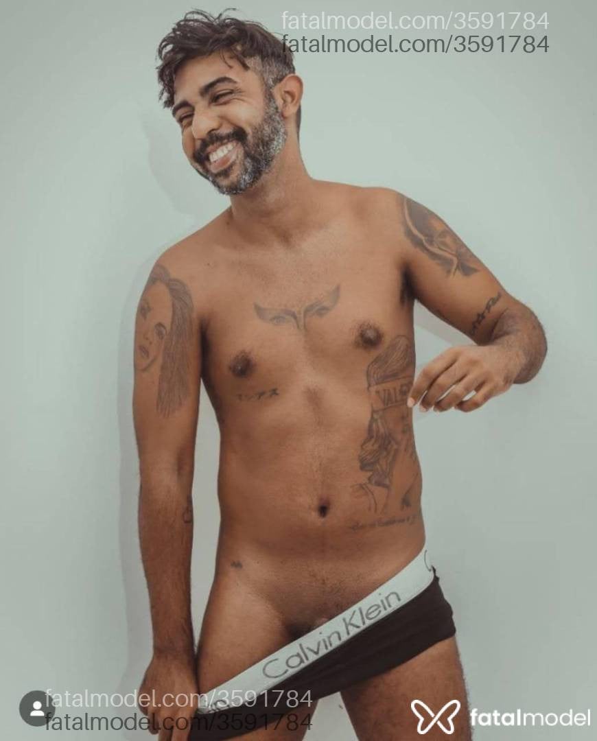 Acompanhante homem com cabelo grisalho de olhos castanhos - João Pedro Terapeu