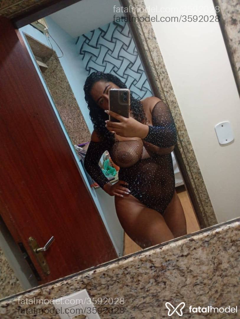 Acompanhante mulher morena (o) de olhos pretos - Cristalmodel
