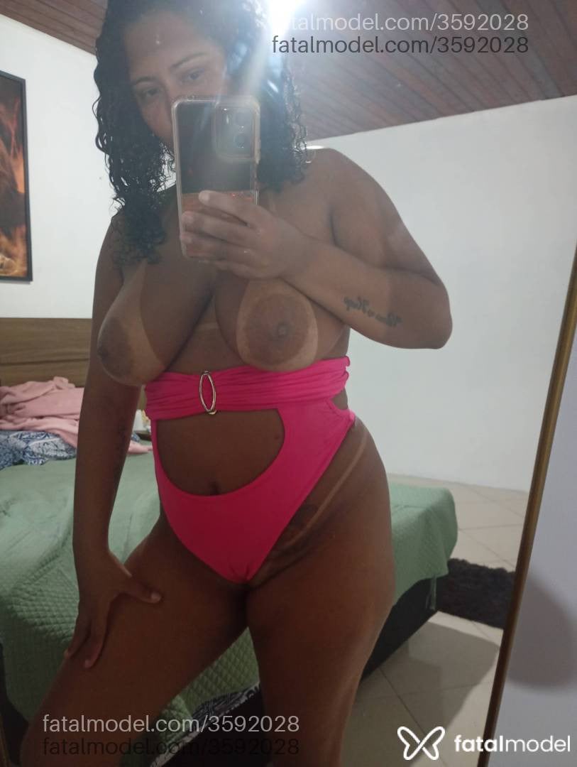 Acompanhante mulher morena (o) de olhos pretos - Cristalmodel