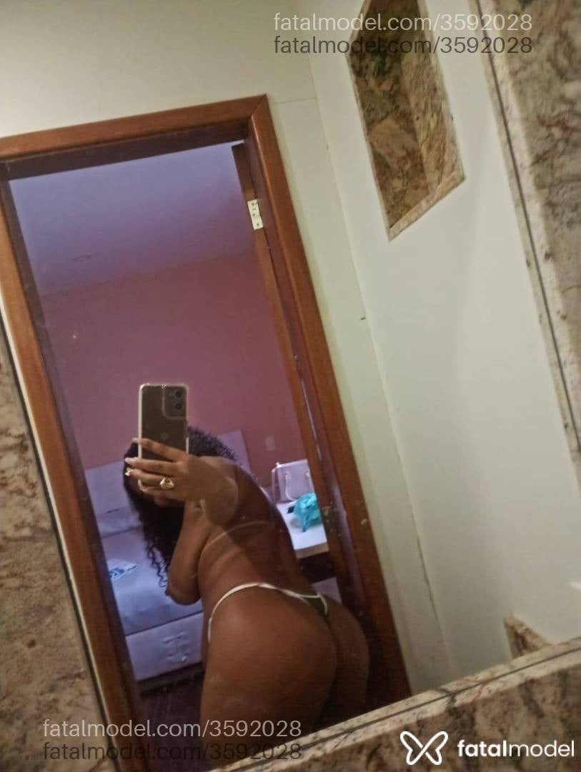 Acompanhante mulher morena (o) de olhos pretos - Cristalmodel
