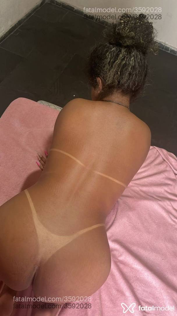 Acompanhante mulher morena (o) de olhos pretos - Cristalmodel
