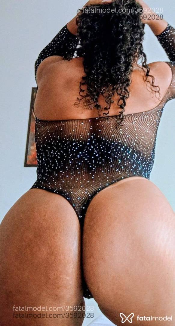 Acompanhante mulher morena (o) de olhos pretos - Cristalmodel