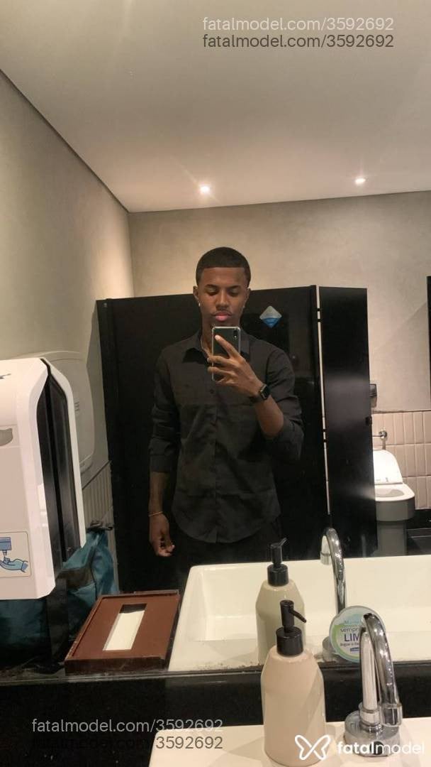 Acompanhante homem com cabelo castanho de olhos pretos - Kcetepreto