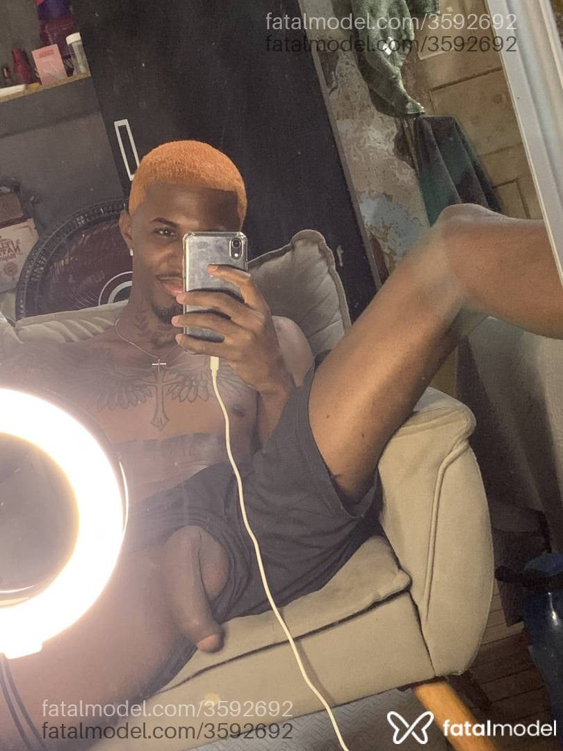 Acompanhante homem com cabelo castanho de olhos pretos - Kcetepreto