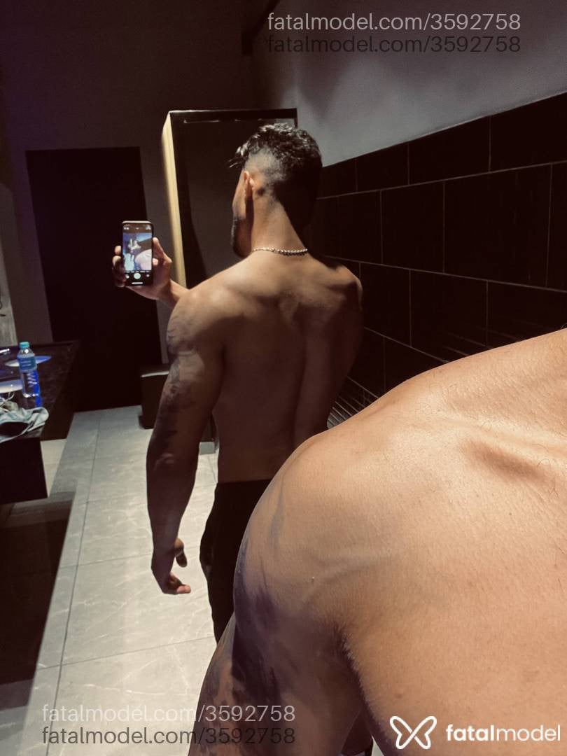 Acompanhante homem com cabelo castanho de olhos castanhos - Henrique