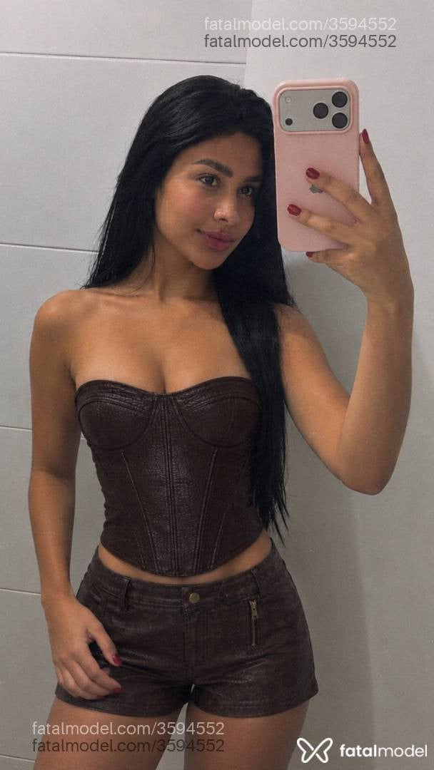 Acompanhante mulher morena (o) de olhos pretos - Chloe