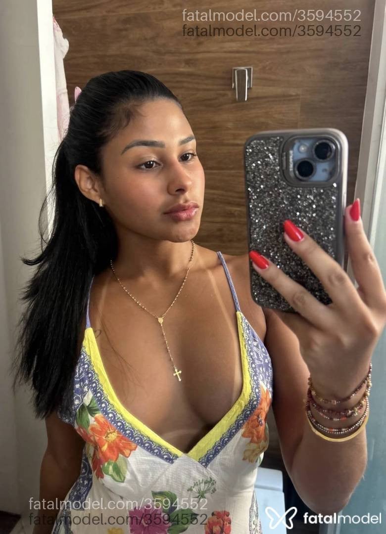 Acompanhante mulher morena (o) de olhos pretos - Chloe