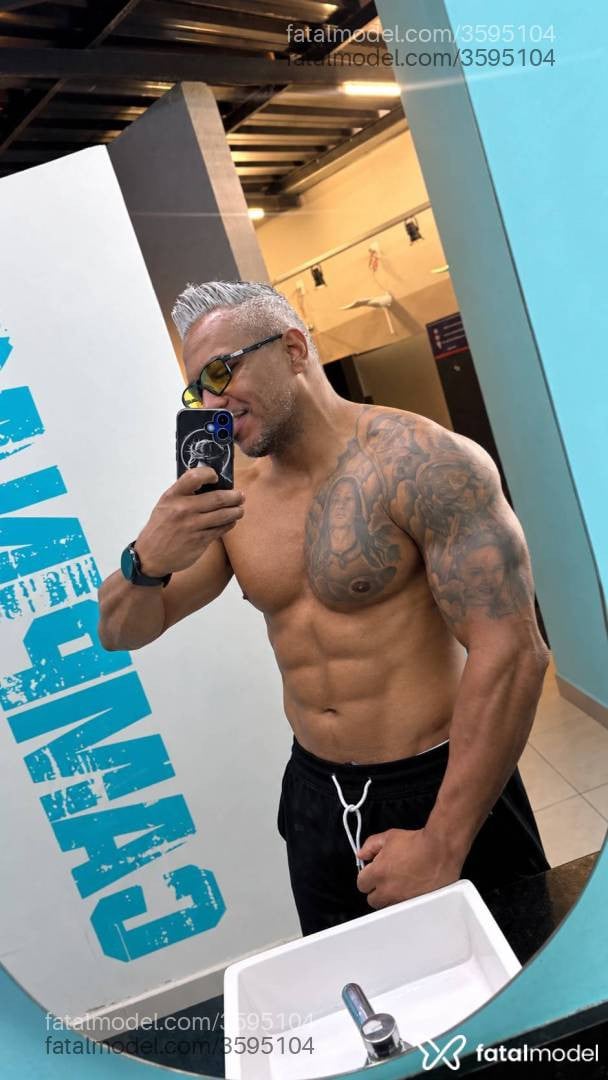 Acompanhante homem trans com cabelo grisalho de olhos pretos - Isauro