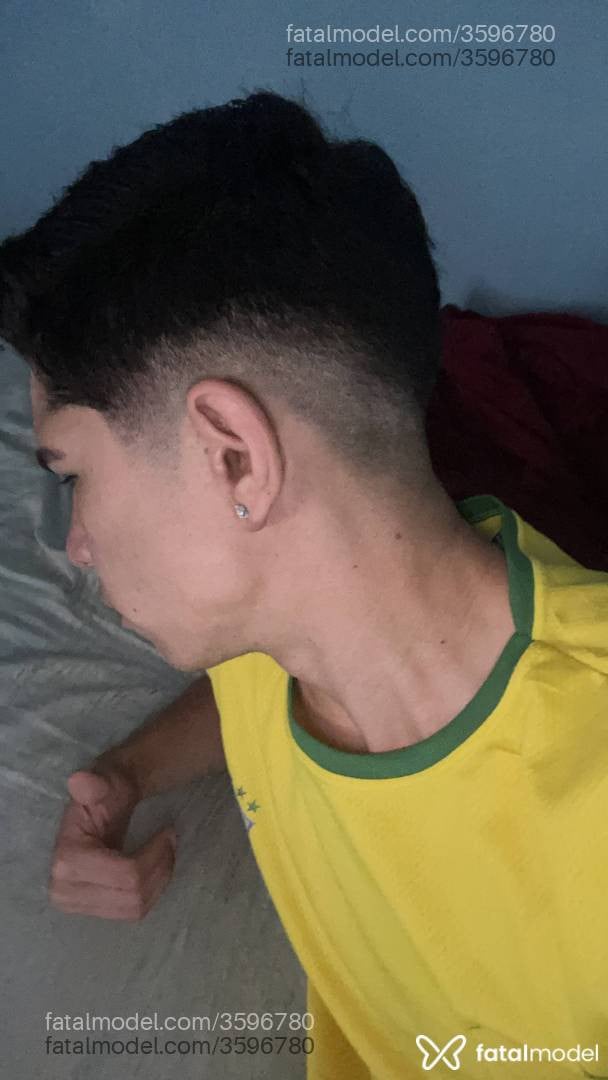 Acompanhante homem com cabelo castanho de olhos castanhos - João Vitor