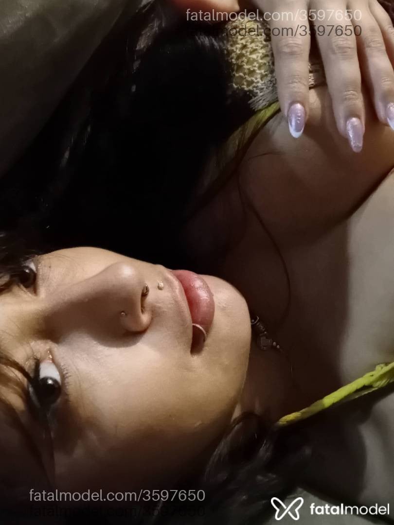 Acompanhante mulher com cabelo castanho de olhos mel - Scarllet Bellini