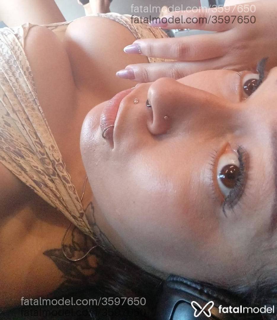 Acompanhante mulher com cabelo castanho de olhos mel - Scarllet Bellini