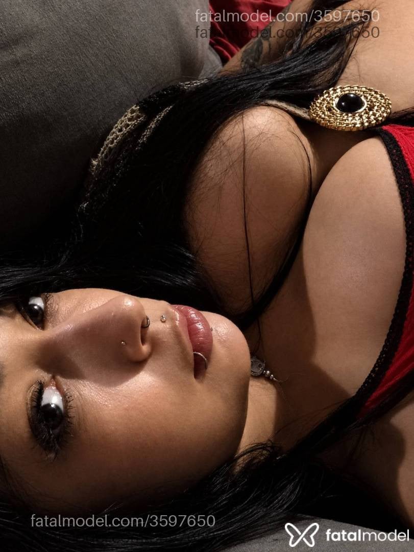 Acompanhante mulher com cabelo castanho de olhos mel - Scarllet Bellini