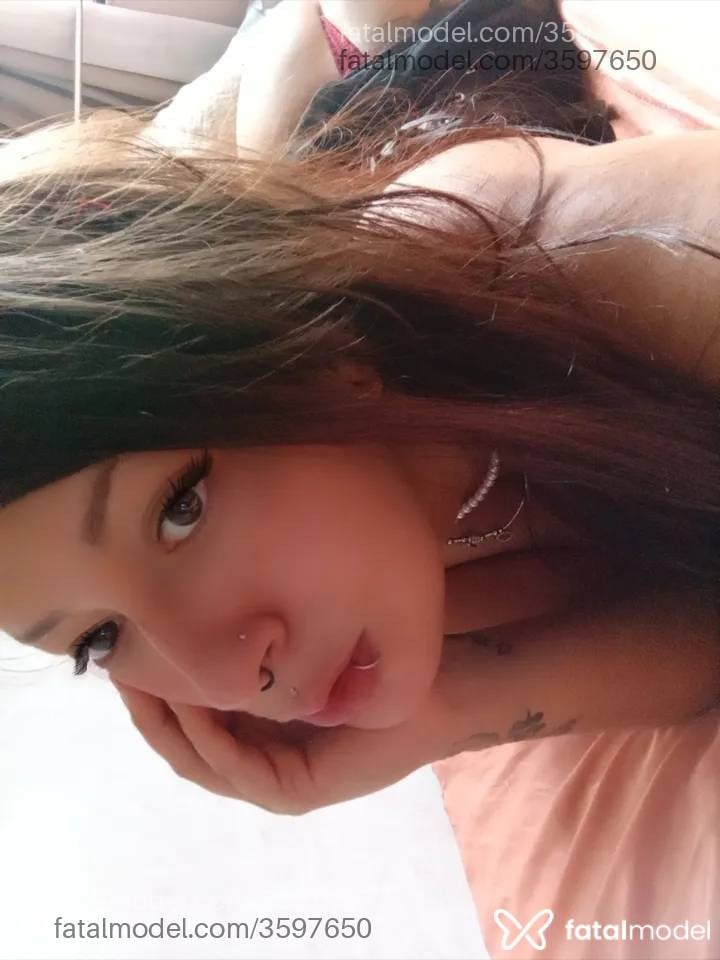 Acompanhante mulher com cabelo castanho de olhos mel - Scarllet Bellini