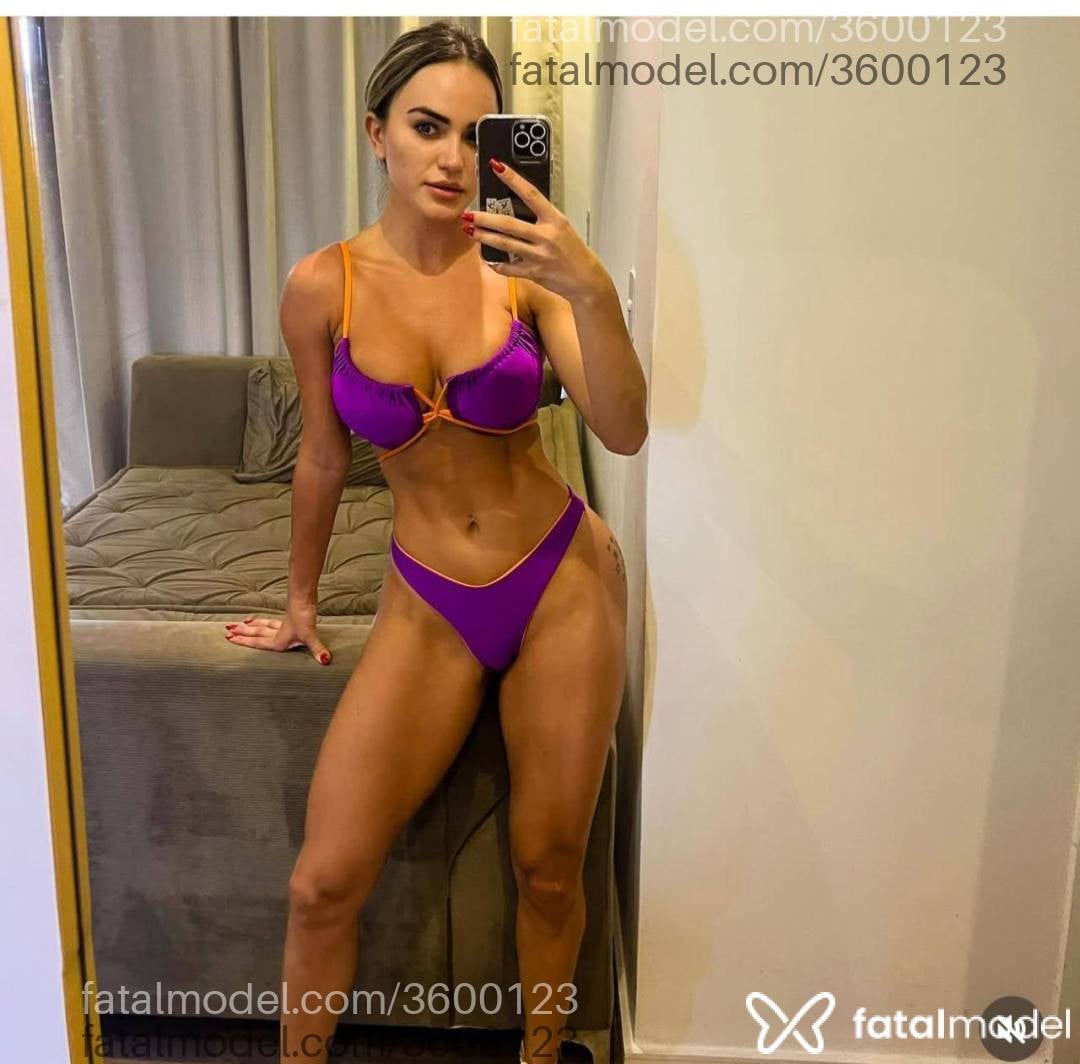 Acompanhante mulher loira (o) de olhos castanhos - Patri