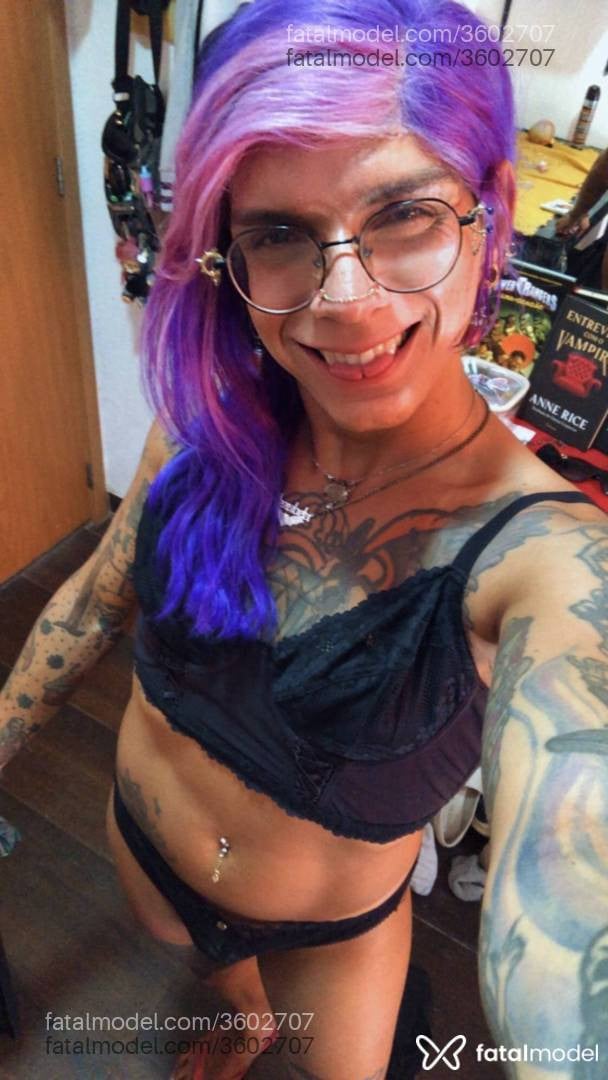 Acompanhante mulher trans com cabelo colorido de olhos castanhos - Izzabela Suicide