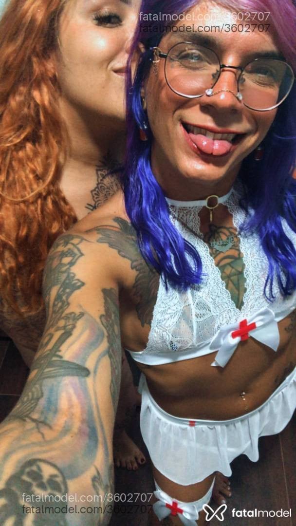 Acompanhante mulher trans com cabelo colorido de olhos castanhos - Izzabela Suicide