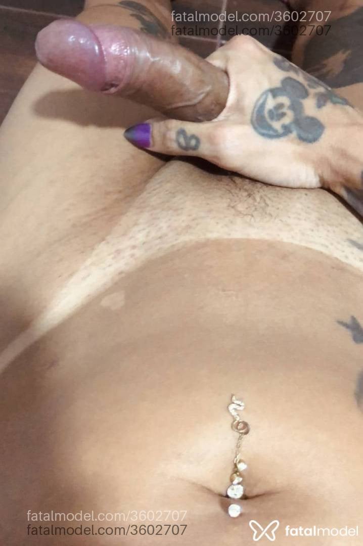 Acompanhante mulher trans com cabelo colorido de olhos castanhos - Izzabela Suic